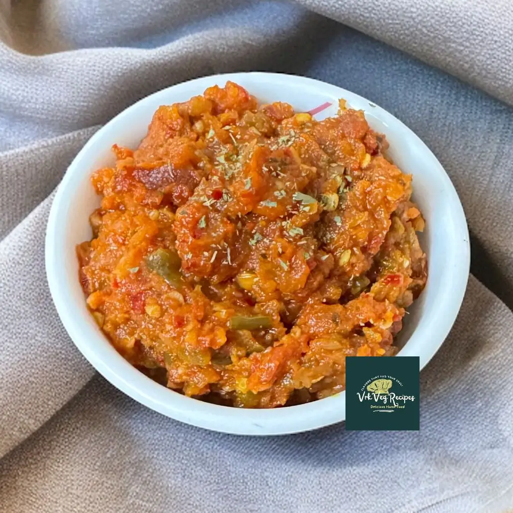 Homemade spicy pizza sauce made with ripe tomatoes, garlic, and herbs, cooked until thick and full of flavor for pizzas and pasta dishes.