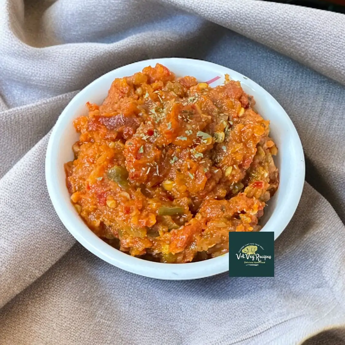 Easy and Tangy Pizza Sauce for Pasta & More Tangy, flavorful pizza sauce with fresh tomatoes, chili flakes, peri peri spice, and parsley – the perfect homemade topping or dip.